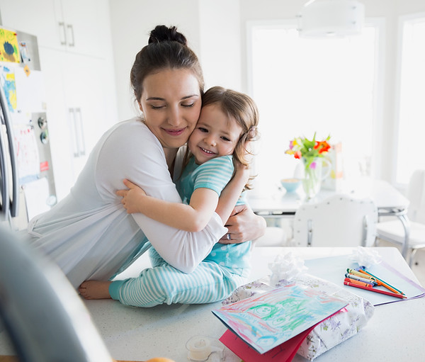 Proveer las herramientas socioemocionales necesarias para que, niños y padres, puedan tener un vínculo sólido entre ellos, y con los demás, por medio de talleres y narrativa.