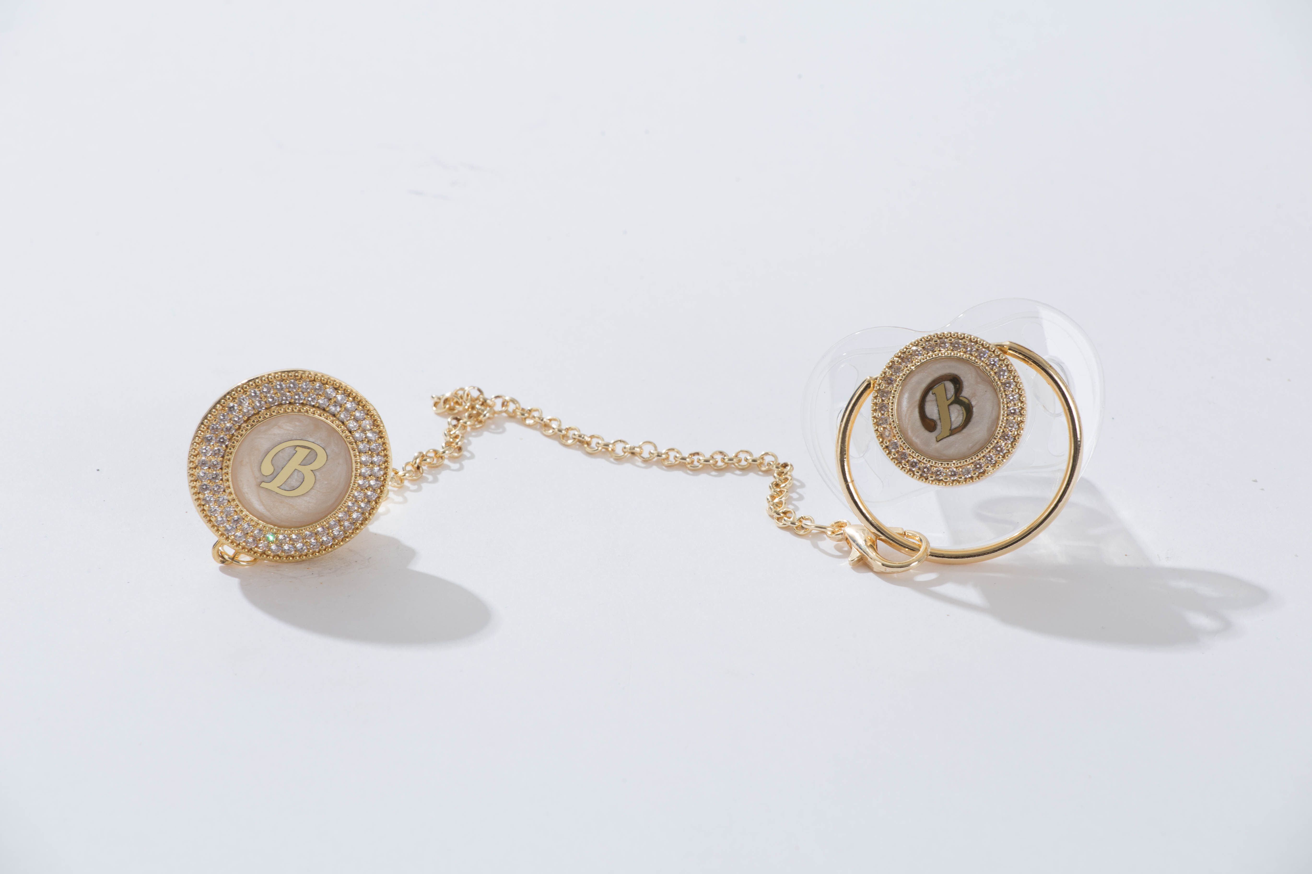 Σετ Πιπίλα & Αλυσίδα Με Μονόγραμμα – Χρυσό