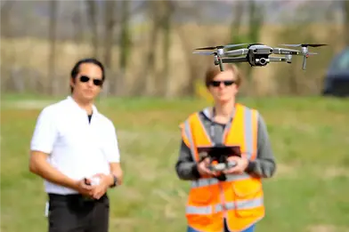 Stagiaire réalisant un exercice de pilotage de drone professionnel