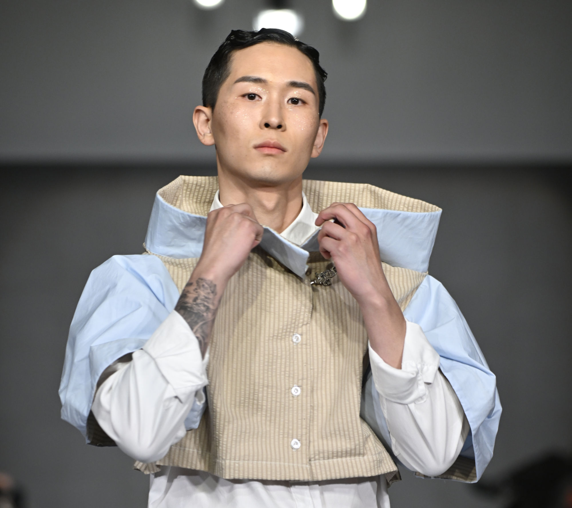 LIGHTWEIGHT CROPPED JACKET WITH HIGH COLLAR