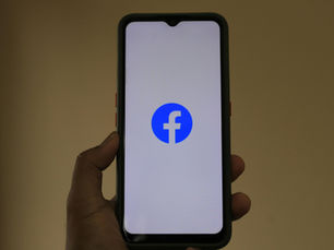 celular inteligente con logo de facebook