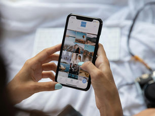 mujer con iphone en instagram viendo un feed