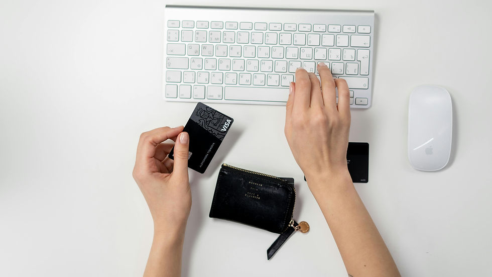 persona con tqarjeta de credito en mano listo para realizar una compra en linea