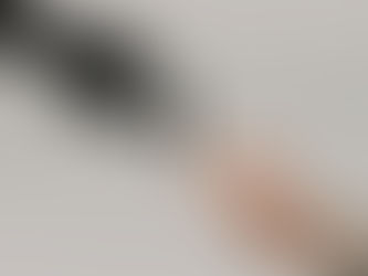 mano robotica tocando mano humana 