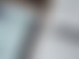 mesa con ipad en un sitio web y libreta con anotaciones y el sitemap