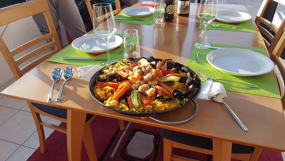 Schöngrün Paella auf dem Tisch