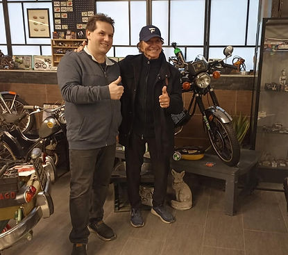 Foto mit Emerson Fittipaldi (1972) + Christian Egger vor der PUCH MONZA 50 im John Player 