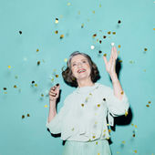 Abbildung einer Frau, die Konfetti hochwirft.