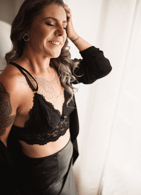 rau im weichen Fensterlicht bei intimer Boudoir-Fotografie