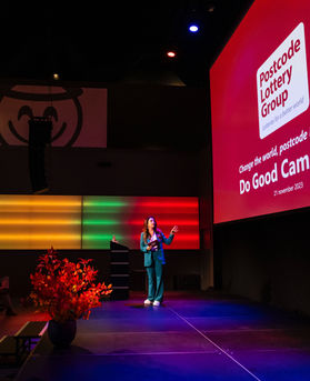 Angelique Dekker, Nationale Postcode Loterij, Hosten, Presenteren, Modereren, Vloggen, Talkshow, Interview, Schrijven, Script, Draaiboek, Ambassadeur, Partnermiddag, Do Good