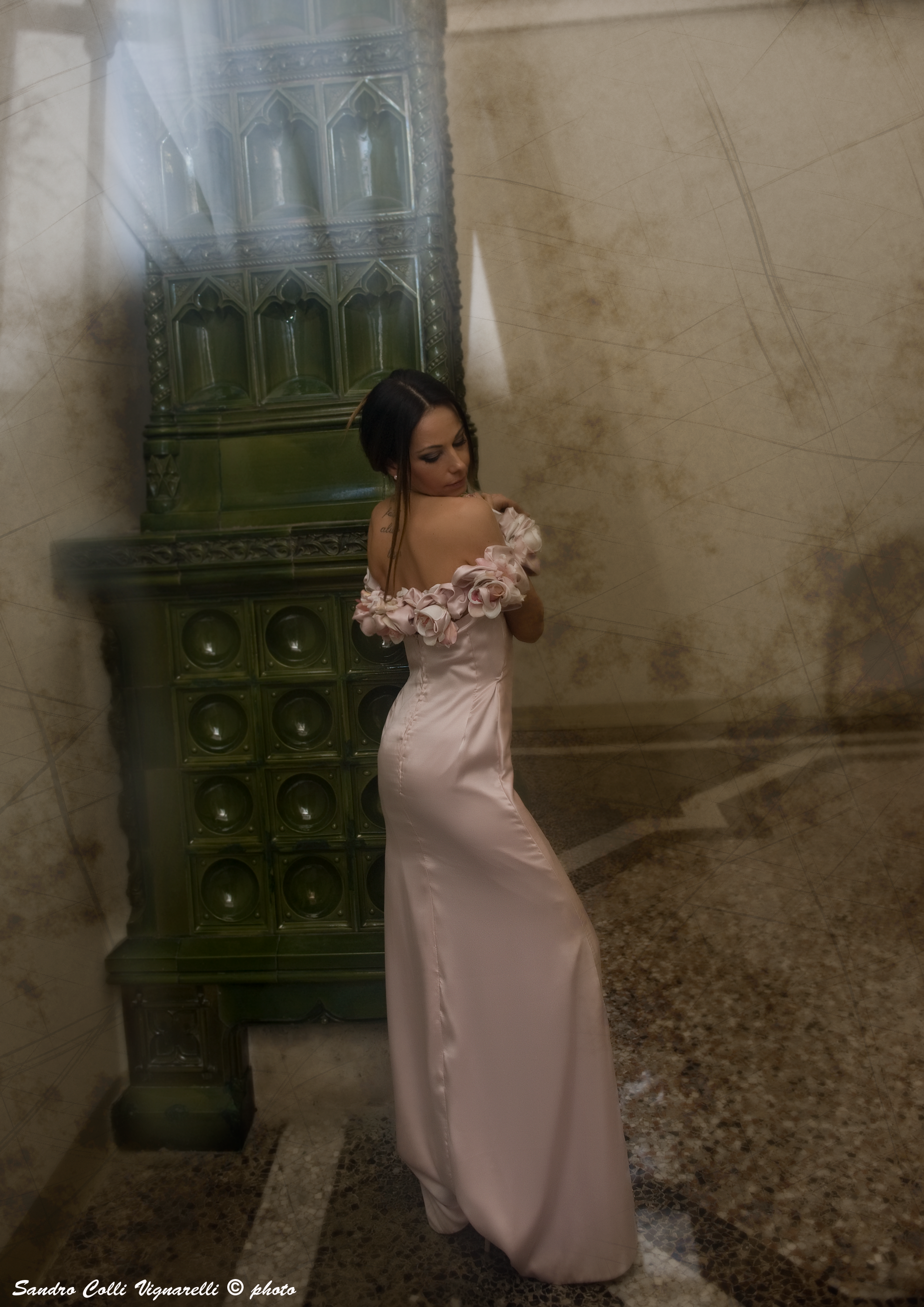 Scollo dell'abito in rosa cipria in satin di seta con rose importanti.