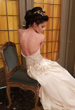 Paericolare dell'abito in raso duchesse con fiore al centro dietro