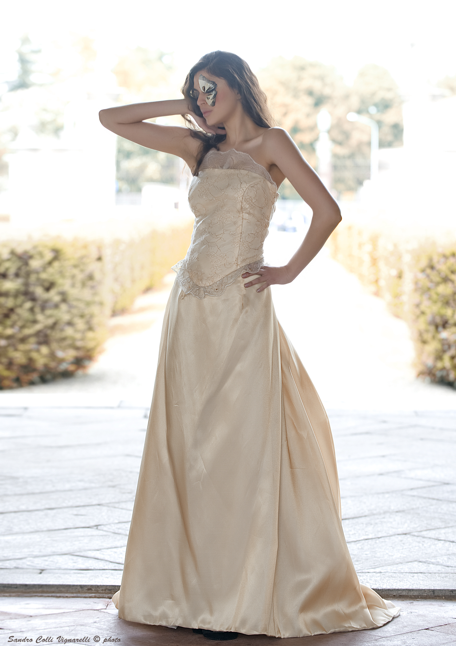Gonna svasata in organza per l'abito da sposa con pizzo in oro.