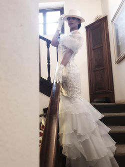 Abito a sirena con cady in fantasia azzurra e coda in organza