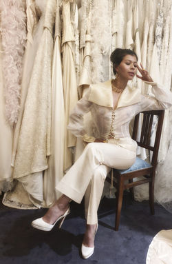 Abito con pantalone su base in oro con corpetto in oro in pelle