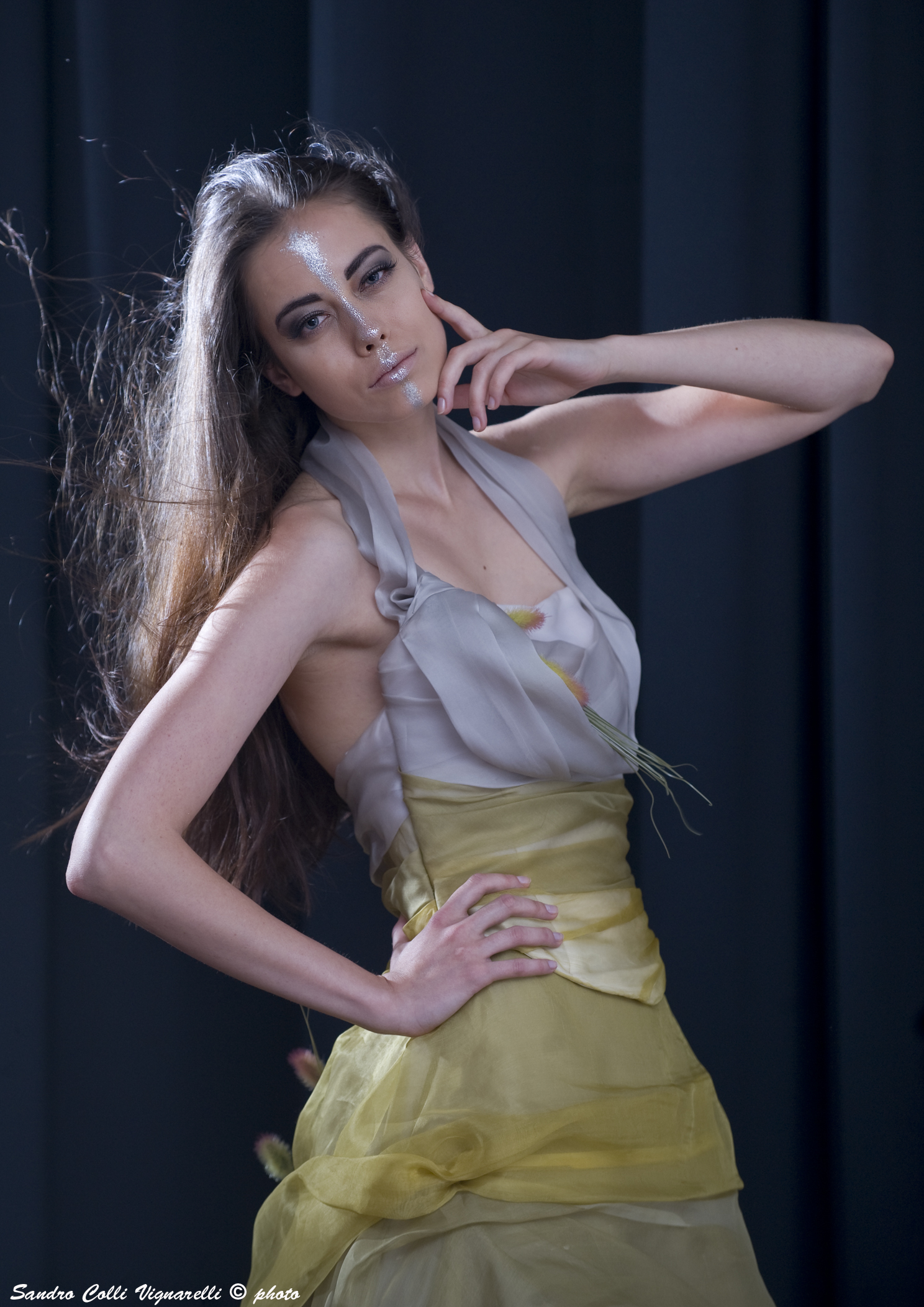 Abito da sposa con strati di organza in tonalità dei verdi ripresi sul corpetto.