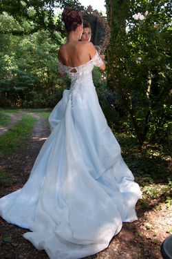 Particolare del abito da sposa nel drappeggio della gonna