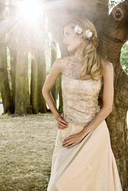 Abito da sposa morbido a ruota in raso e tulle e corsetto in stile scollo all'americana
