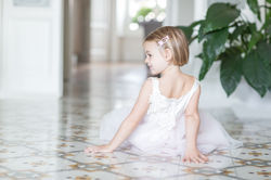 Abito con pizzo al corpetto e gonna in tulle