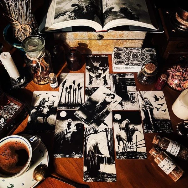 Lettura divinatoria per capire e gestire meglio il presente e il futuro.