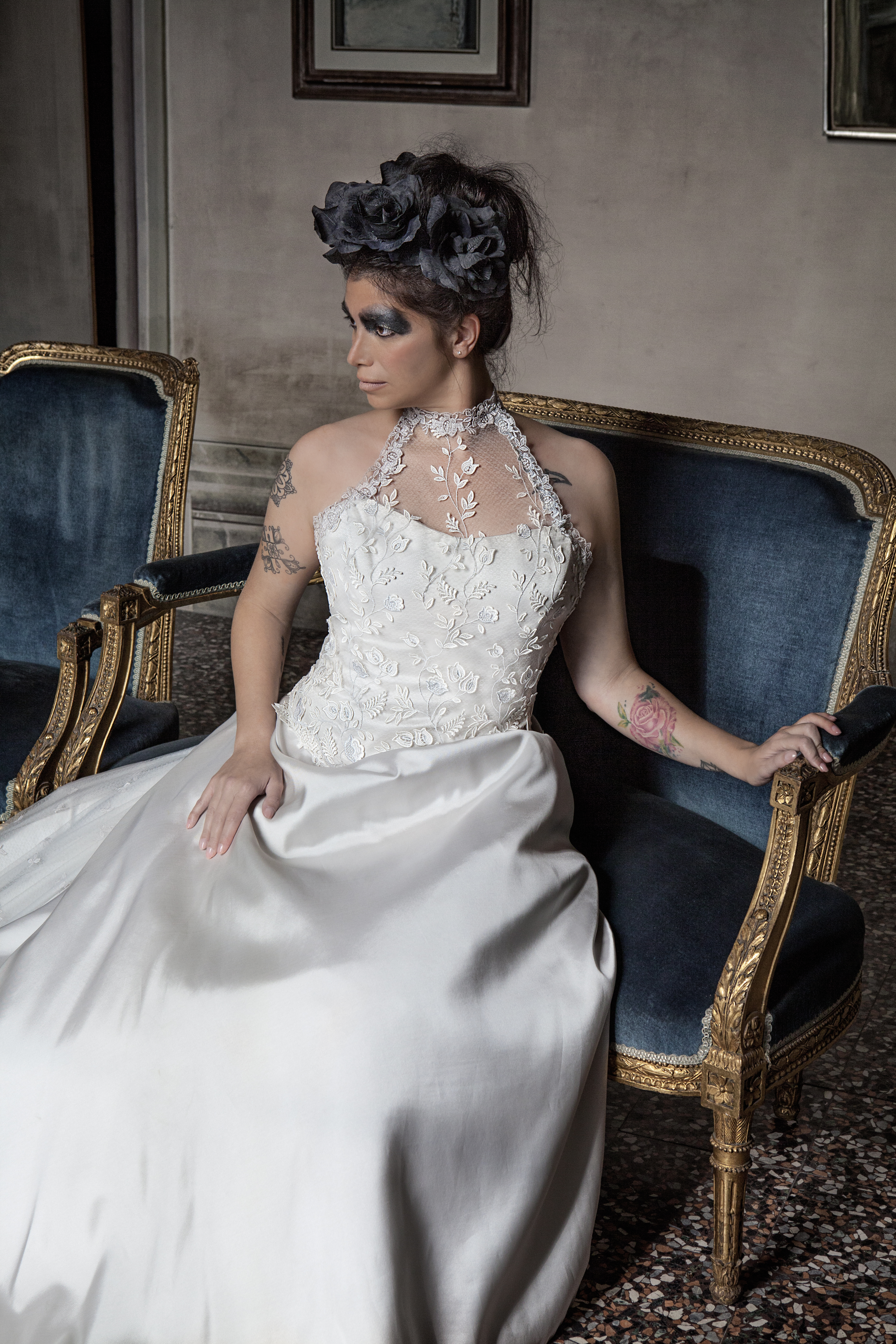 particolare del corpetto in mikado con pizzo su tulle a nido d'ape.