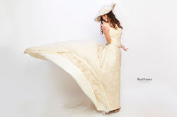abito prezioso per la seta mikado e il pizzo su organza con cappello in stile