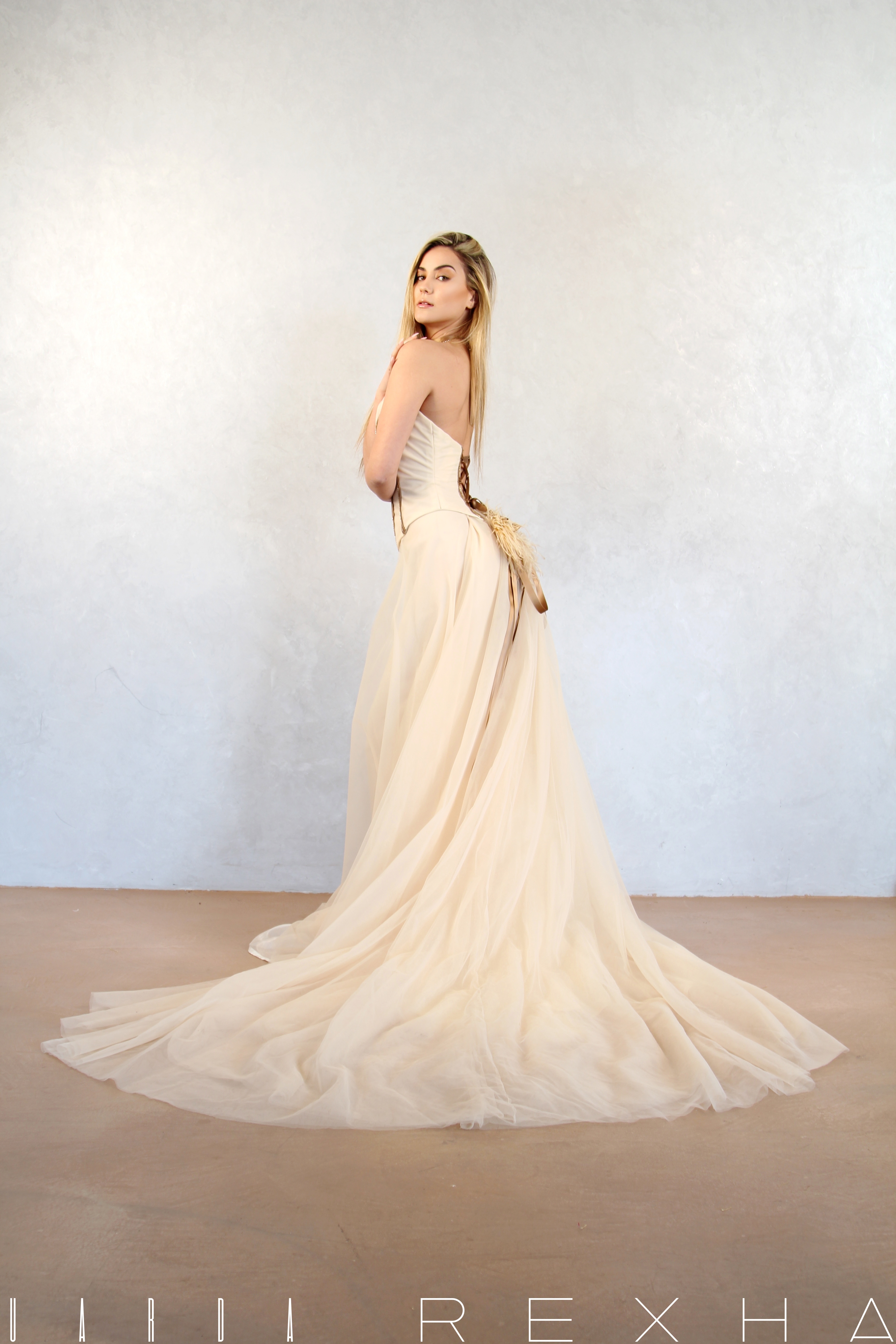 Abito da sposa con corsetto incrociato dietro e swarovsky.