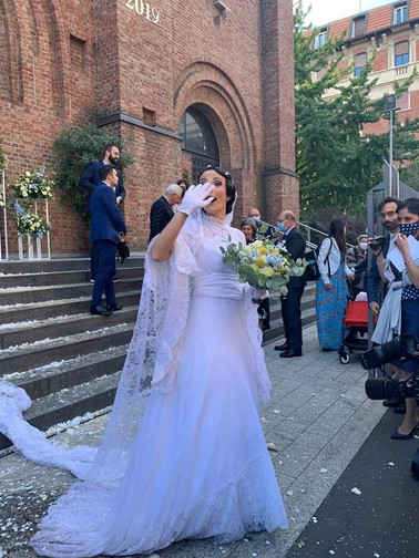 Sposa felice, abito bianco, petali di riso, chiesa