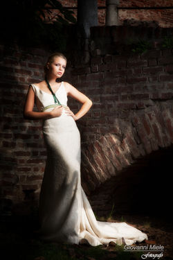 Abito da sposa in linea stile impero con fasci verde salvia