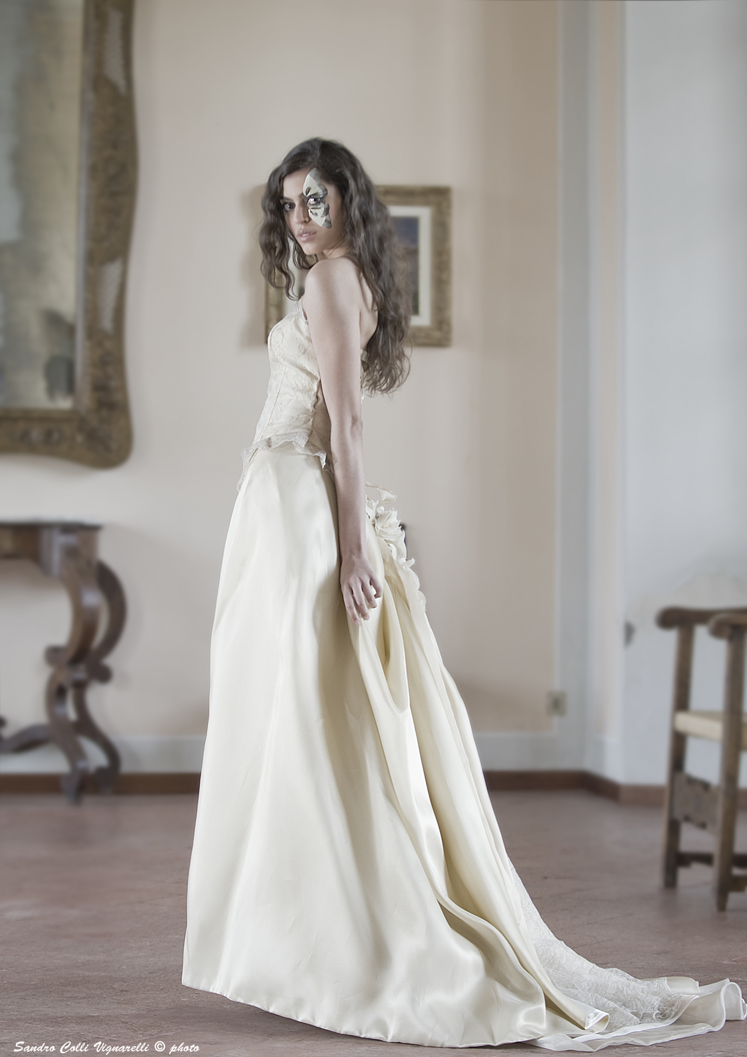 Corsetto incrociato con pizo valencienne in oro.
