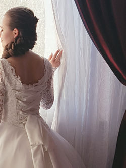Abito da sposa con incrocio su corpetto in pizzo