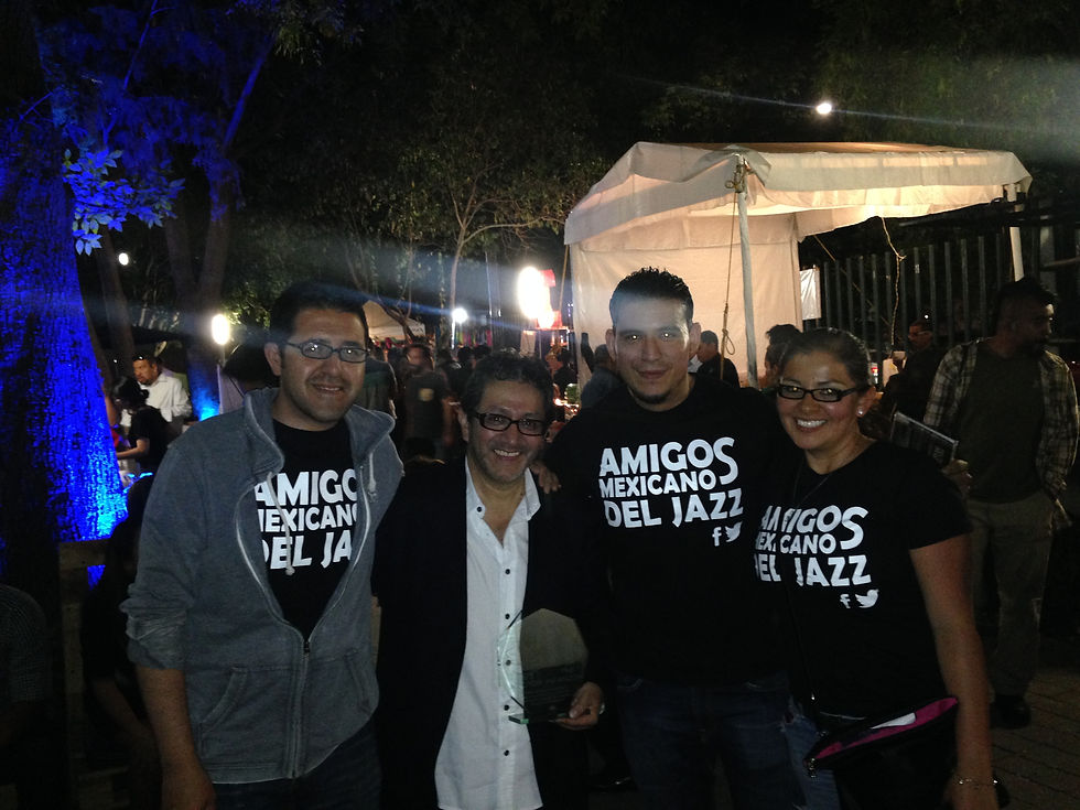 Recibiendo reconocimiento de los Amigos Mexicanos del Jazz