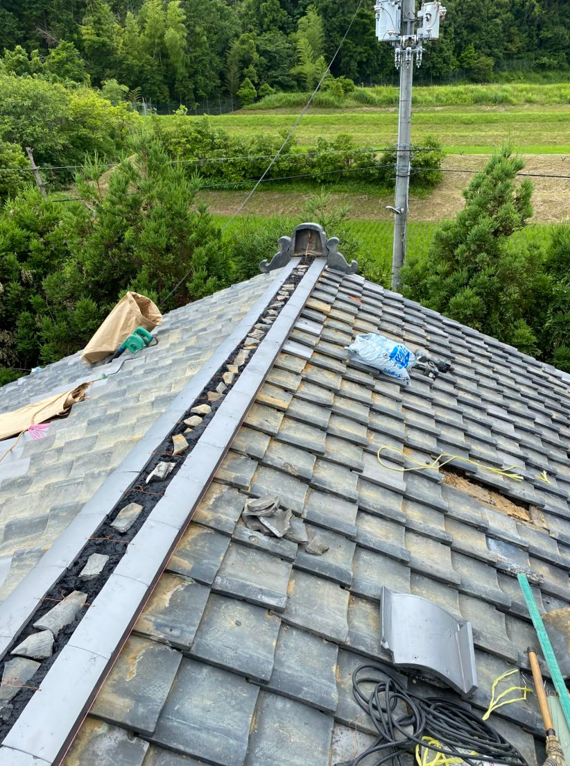 冠瓦には、お施主様のご要望により「伊勢箱」という少し珍しい瓦を使用させていただきました。