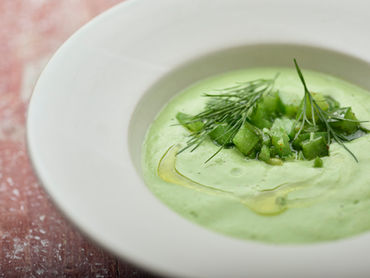 Joghurt-Kräuter-Gazpacho - kalte Sommersuppe für heiße Tage