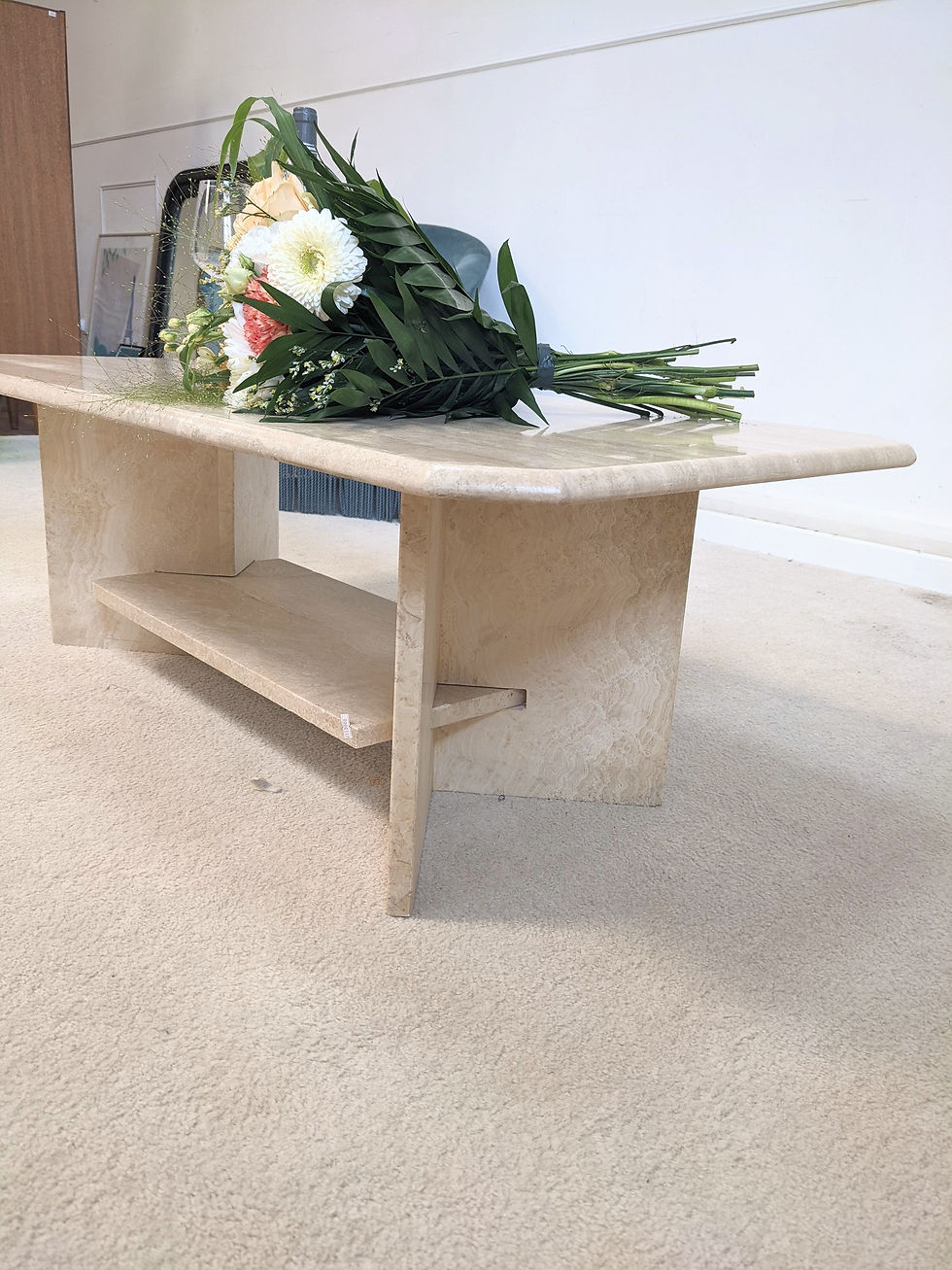 Miniature : Table basse rectangulaire en travertin avec une tablette en dessous du plateau