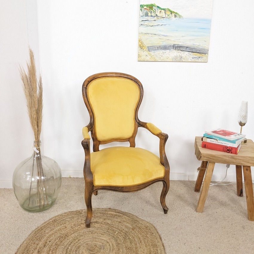 fauteuil jaune en bois vintage