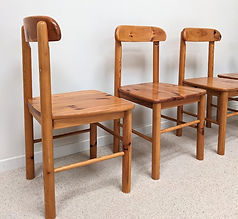 Suite de 4 chaises en pin massif