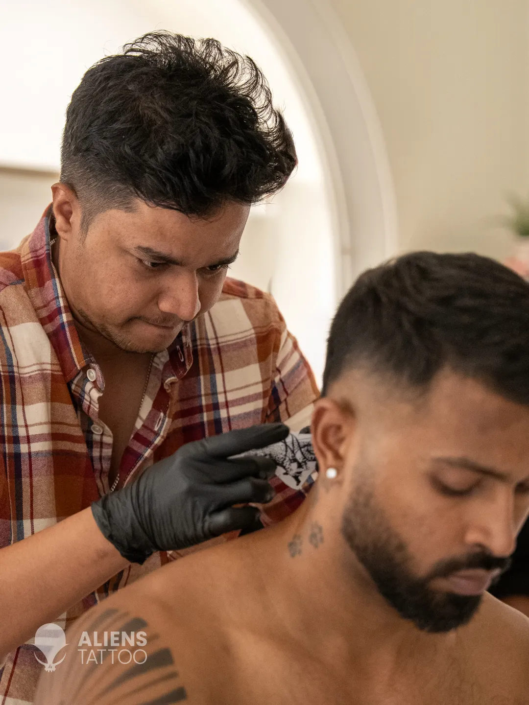 | `hardik-pandya-leopard-tattoo-artist-siddhesh-gawde.webp` | Artist Siddhesh Gawde sketching the initial concepts for Hardik Pandya’s leopard tattoo at Aliens Tattoo. |