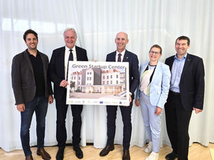 Landesrat Willibald Ehrenhöfer im Gespräch mit dem Rektor der Montanuniversität Leoben und dem Geschäftsführer des Zentrums für angewandte Technologie Leoben – gemeinsamer Austausch über das Kooperationsprojekt Green Startupmark und die Förderung nachhaltiger Gründungen in der Obersteiermark.