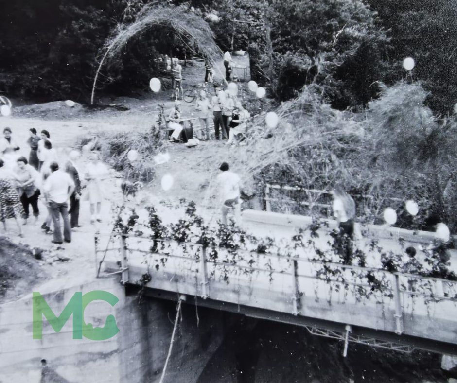 Vecinos con globos blancos celebrando la inauguracion del puente en el 1983. Fotografía cortesía José Luis Vargas.