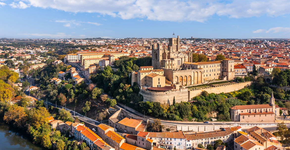 Saint-Nazaire Cathedral on the Orb River in Béziers, Occitanie, France.jpg