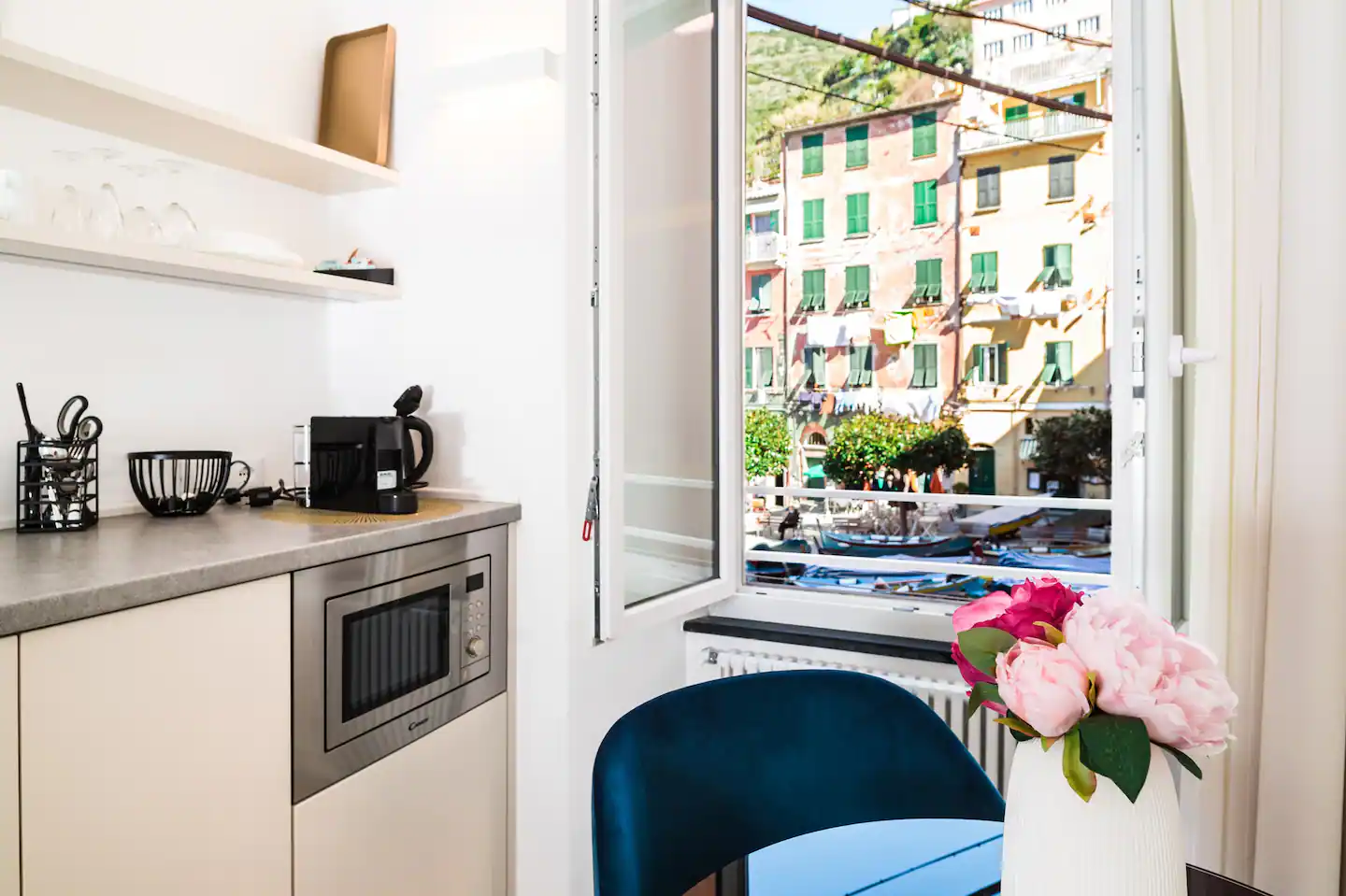 Kitchen and views from MADA Charm Apartments Piazza -Sea view/Jacuzzi tub in Vernazza 