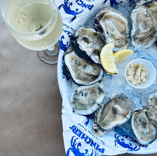 Raw oysters at Pinchers