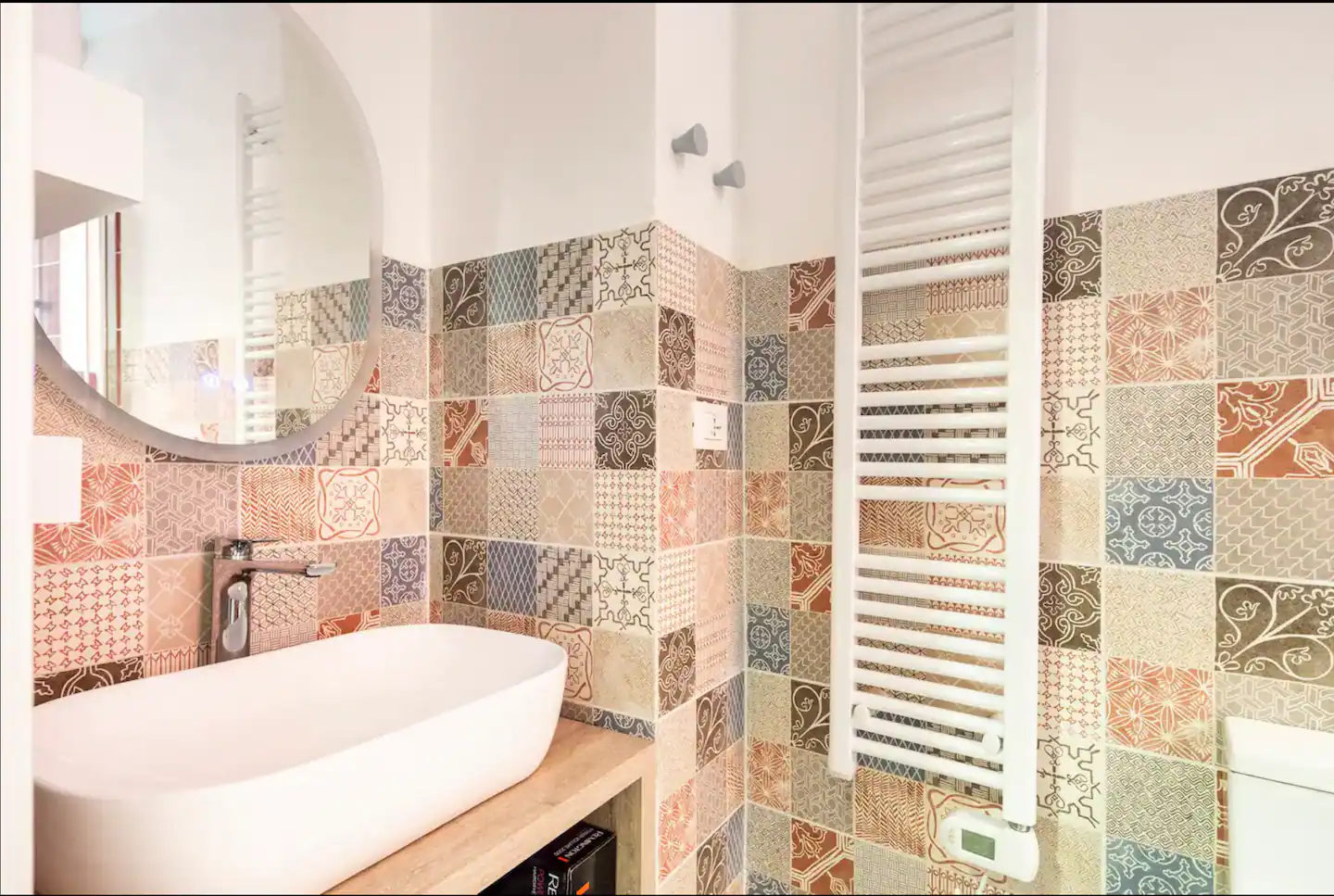 Clean and vibrant bathroom in Casa Sophia in Monterosso al Mare