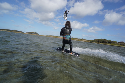 Kitesurfer surfer på stranden ved Hestehovedet på Lolland