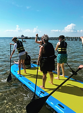 En gruppe har det sjovt på XXL Paddleboard.