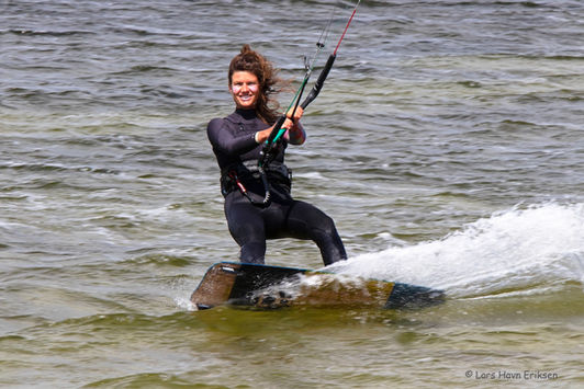  Kitesurfer på stranden ved Hestehovedet smiler.