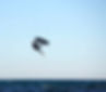 Kitesurfer hopper op og laver en boardoff