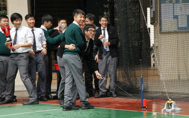 物理科水火箭實驗 3.JPG