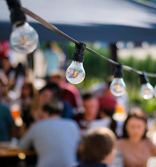 hangelampen-im-outdoor-restaurant-mit-mehreren-besuchern-im-hintergrund-bbq_frimufilms.jpg
